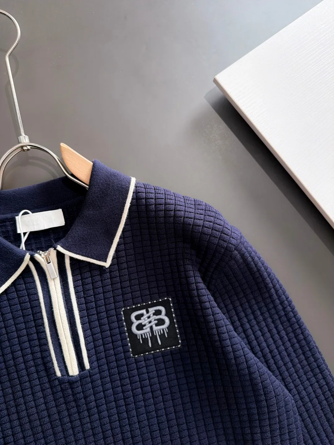 Next day shipping P195 Balenciaga high quality 2026 autumn and winter official website latest sweater, on sale at the same time at the counter Hot Sale! Specially made of wool blended fabric. It feels comfortable and can be directly in contact with the skin. The logo badge is exquisitely embroidered, which is extremely eye-catching! The details highlight the fashionable charm of big brands. Exquisite workmanship. Three-dimensional cutting style. The wearing effect is invincible and handsome! All three standards are complete! Sizes:M-3XL